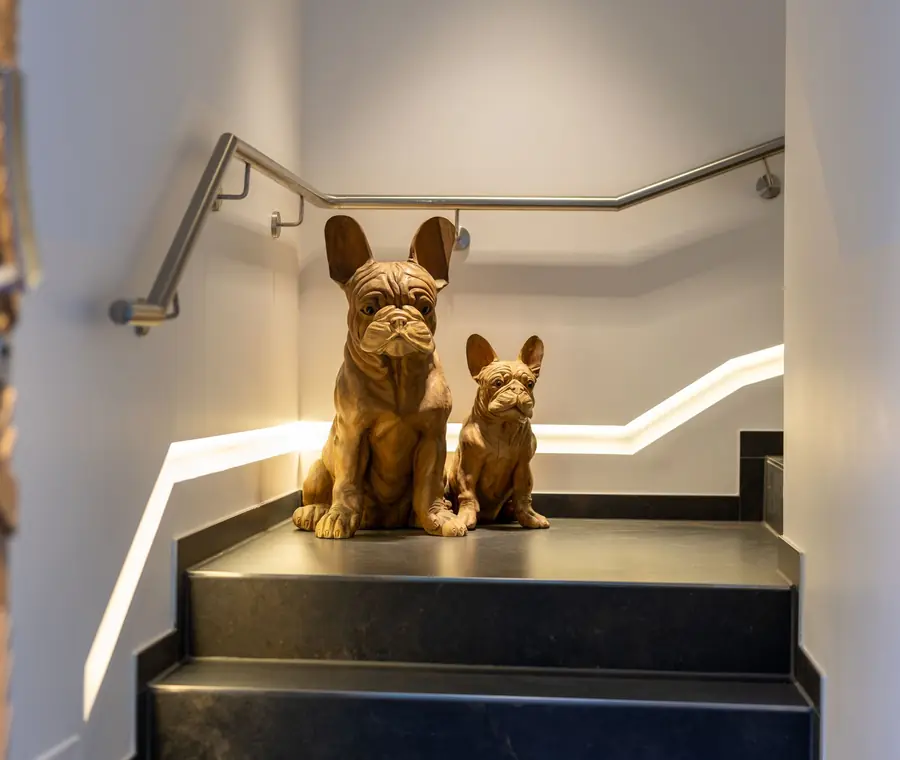 Hundefiguren auf der Treppe